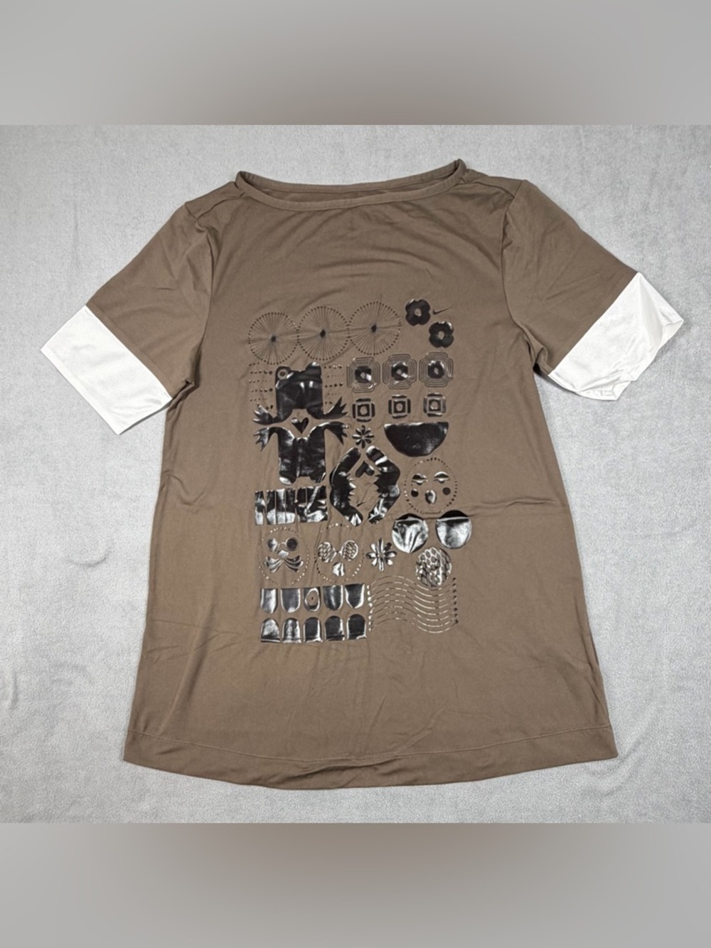 Nike Brown Short-Sleeve Graphic Tee with White Sleeve Accents